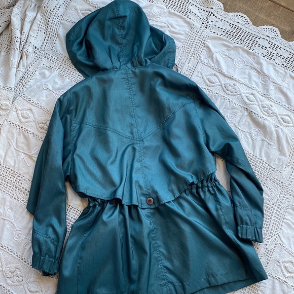 90’s Style Aqua Green Long Windbreaker with Funky Pattern Lining - Picture 4 of 5
